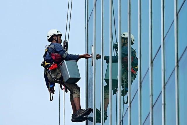 Jak vyřešit obtížné případy odstranění skvrn od asfaltu z citlivých látek na oblečení